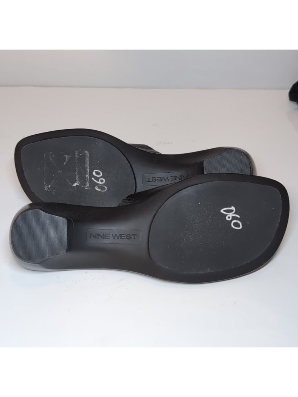 💠Nine West Grimace Black Leather Low Wedge Slide Sandals Womens Size 6 - Picture 9 of 11
